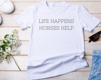 Life Happens Horses Help Shirt, Koszulka dla miłośników koni, Śmieszna koszulka z koniem, Śmieszna koszulka z koniem, Prezent dla miłośników koni, Koszulka z grafiką z koniem