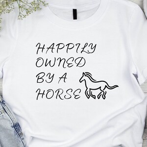 Gelukkig eigendom van een paard shirt, paard minnaar shirt, grappig paard shirt, grappige paard TShirt, paard minnaar cadeau, paard Graphic Tee