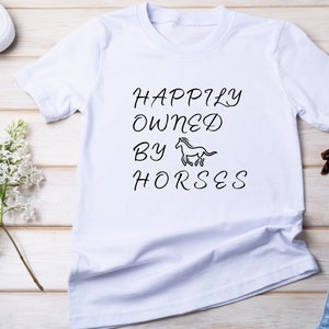 Gelukkig eigendom van paarden shirt, paard minnaar shirt, grappig paard shirt, grappige paard TShirt, paard minnaar cadeau, paard Graphic Tee