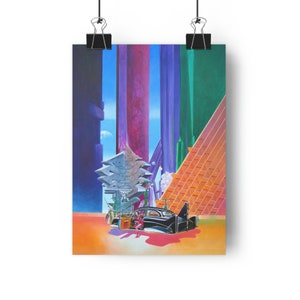 Pode incluir: Uma cidade futurista com edifícios altos e coloridos, um carro preto e uma mulher com um vestido rosa em pé em frente a uma grande estrutura geométrica cinza.