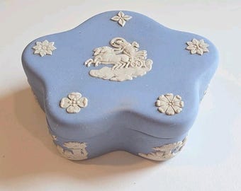 Wedgwood Jasperware Cream on Lavender Pentefoil Box with Lid