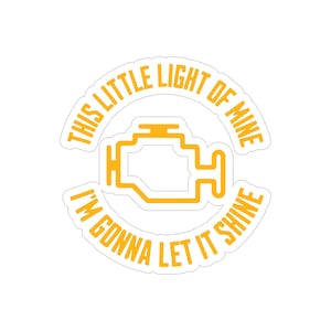 Pode incluir: Um adesivo circular branco com contorno amarelo e texto que diz "This little light of mine I'm gonna let it shine". Dentro do círculo há um ícone amarelo de luz do motor.
