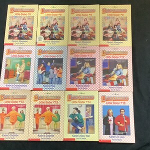 Puede incluir: Una colecci&oacute;n de 10 libros de bolsillo con portadas coloridas que muestran ilustraciones de ni&ntilde;os. Los libros se titulan "Baby-Sitters Little Sister" y cada libro tiene un n&uacute;mero diferente. Los t&iacute;tulos de los libros son "Karen's Sleepover", "Karen's Grandmother", "Karen's Plan", "Karen's Ghost", "Karen's Surprise", "Karen's Surprise", "Karen's New Year", y "Karen's in Love".
