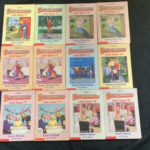 Puede incluir: Una colecci&oacute;n de ocho libros de Baby-Sitters Little Sister, con un patr&oacute;n a cuadros e ilustraciones coloridas. Los libros est&aacute;n numerados del 1 al 8 y cada t&iacute;tulo incluye las palabras "Karen's" y el tema del libro.