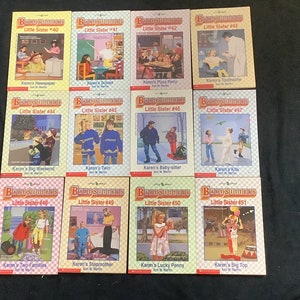 Puede incluir: Una colecci&oacute;n de 10 libros de bolsillo con cubiertas coloridas que presentan ilustraciones de ni&ntilde;os. Los libros se titulan "Baby-Sitters Little Sister" y cada libro tiene un n&uacute;mero del 40 al 51. Los t&iacute;tulos de cada libro se enumeran debajo del n&uacute;mero.