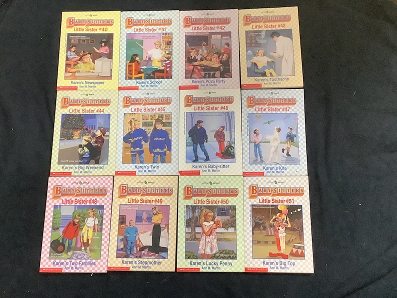 Puede incluir: Una colecci&oacute;n de 10 libros de bolsillo con cubiertas coloridas que presentan ilustraciones de ni&ntilde;os. Los libros se titulan "Baby-Sitters Little Sister" y cada libro tiene un n&uacute;mero del 40 al 51. Los t&iacute;tulos de cada libro se enumeran debajo del n&uacute;mero.