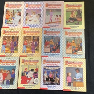 Puede incluir: Una colecci&oacute;n de 10 libros de Baby-Sitters Little Sister de Ann M. Martin. Los libros est&aacute;n dispuestos en dos filas de cinco. Las portadas presentan ilustraciones de los personajes y escenas de las historias. Los t&iacute;tulos y los n&uacute;meros de los libros son visibles en los lomos.