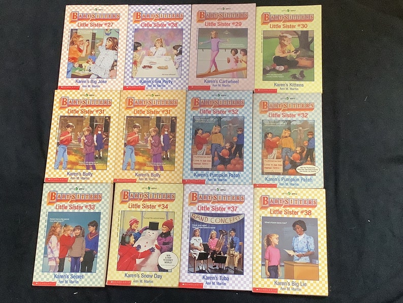 Puede incluir: Una colecci&oacute;n de 10 libros de Baby-Sitters Little Sister de Ann M. Martin. Los libros est&aacute;n dispuestos en dos filas de cinco. Las portadas presentan ilustraciones de los personajes y escenas de las historias. Los t&iacute;tulos y los n&uacute;meros de los libros son visibles en los lomos.
