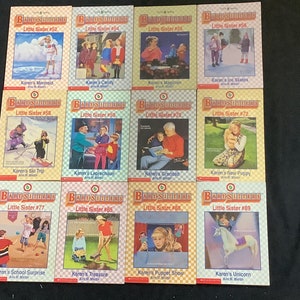 Puede incluir: Una colecci&oacute;n de ocho libros de Baby-Sitters Little Sister. Los libros son de bolsillo y presentan ilustraciones coloridas en las portadas. Los t&iacute;tulos de los libros son Karen's Mermaid, Karen's Candy, Karen's Magician, Karen's Ice Skates, Karen's Ski Trip, Karen's Leprechaun, Karen's Grandma, Karen's New Puppy, Karen's School Surprise, Karen's Treasure, Karen's Puppet Show y Karen's Unicorn.