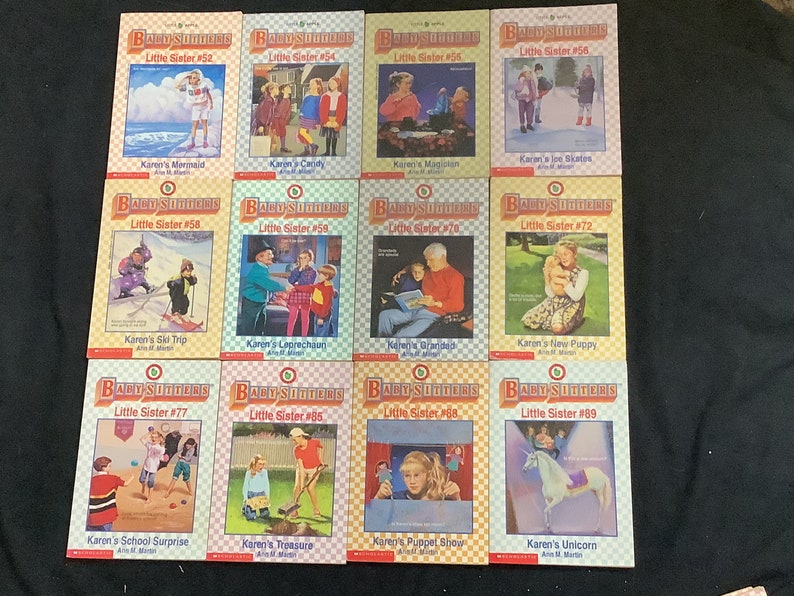 Puede incluir: Una colecci&oacute;n de ocho libros de Baby-Sitters Little Sister. Los libros son de bolsillo y presentan ilustraciones coloridas en las portadas. Los t&iacute;tulos de los libros son Karen's Mermaid, Karen's Candy, Karen's Magician, Karen's Ice Skates, Karen's Ski Trip, Karen's Leprechaun, Karen's Grandma, Karen's New Puppy, Karen's School Surprise, Karen's Treasure, Karen's Puppet Show y Karen's Unicorn.