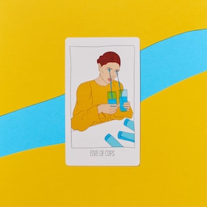 K&ouml;nnte beinhalten: Eine Tarotkarten-Illustration, die eine Person mit blauen Tr&auml;nen zeigt, die ihr Gesicht herunterlaufen, und zwei Tassen mit Fl&uuml;ssigkeit h&auml;lt. Die Karte tr&auml;gt den Titel "F&uuml;nf der Kelche".
