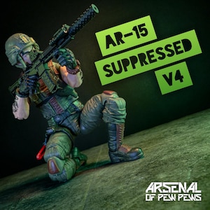 Op de afbeelding: Actiefiguur van een soldaat die knielt en een geweer vasthoudt. De figuur is gekleed in groene en bruine militaire uitrusting. De tekst "AR-15 SUPPRESSED V4" wordt weergegeven in groene rechthoeken. Het logo "ARSENAL OF PEW PEWS" staat onderaan.