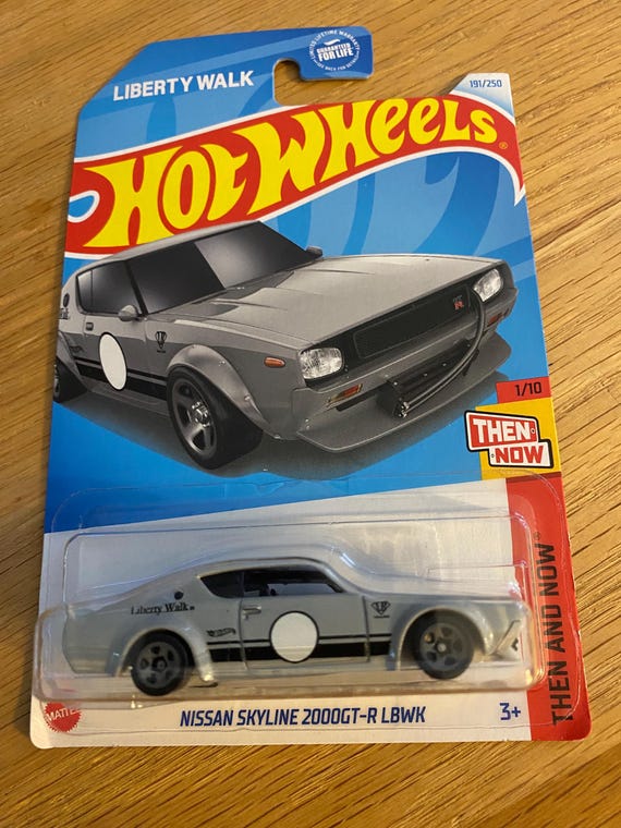 Nissan Skyline 2000GT-R LBWK de Hot Wheels 2024, color gris