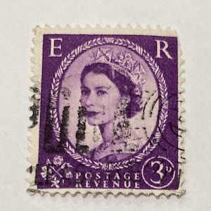 Queen Elizabeth- Rare  Vintage Stamp- E R 3D-  Wilding Queen Elizabeth II- Stamp -Purple-  1957 England - Stamp Collector