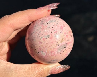 Sfera di rodonite Pietra di rodonite dal Perù Cristallo Pietra peruviana Sud America Decorazioni per la casa in cristallo per soggiorno Regalo di festa rosa