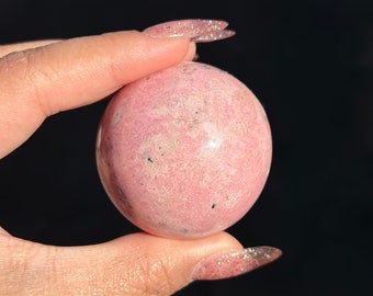 Sfera di rodonite Pietra di rodonite dal Perù Cristallo Pietra peruviana Sud America Decorazioni per la casa in cristallo per soggiorno Regalo di festa rosa