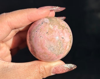 Sfera di rodonite Pietra di rodonite dal Perù Cristallo Pietra peruviana Sud America Decorazioni per la casa in cristallo per soggiorno Regalo di festa rosa