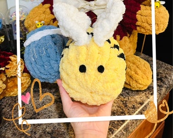 Chunky hand knit Bee | Honey Bee Hand Knitting Tutorial | Chunky plushie Bee | Youtube Video Tutorial Finger knitting pattern | Chunky yarn