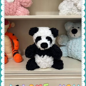 Faça um panda de pelúcia tricotado à mão | Padrão de tricô de dedo para um bichinho de pelúcia macio | Tutorial em vídeo no YouTube