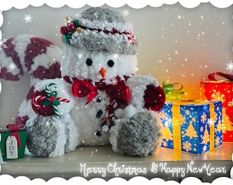 Grubo tkany bałwanek świąteczny Jolly Christmas Snowman | Modyfikacja wzoru | Pluszowy pluszak z kubka do gorącej czekolady | Choinka szydełkowana na powierzchni