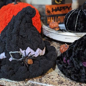 Handgebreide Halloween-heksenhoed | Vingergebreid halloweenpatroon | Patroon pompoen met heksenhoed | Zelfstudie met geschreven patroon