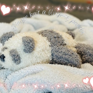 Handgebreide slapende panda gewogen pluche | Vingergebreid knuffeldier | Grof gebreide knuffelpanda | Zelfstudie met geschreven patroon