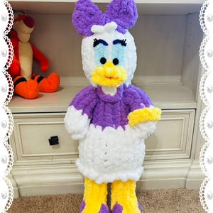 Handgebreide madeliefjeknuffel | Vingergebreid knuffeldier | Grof breipatroon plushie | Instructievideo met geschreven patroon | Handgebreide pluche