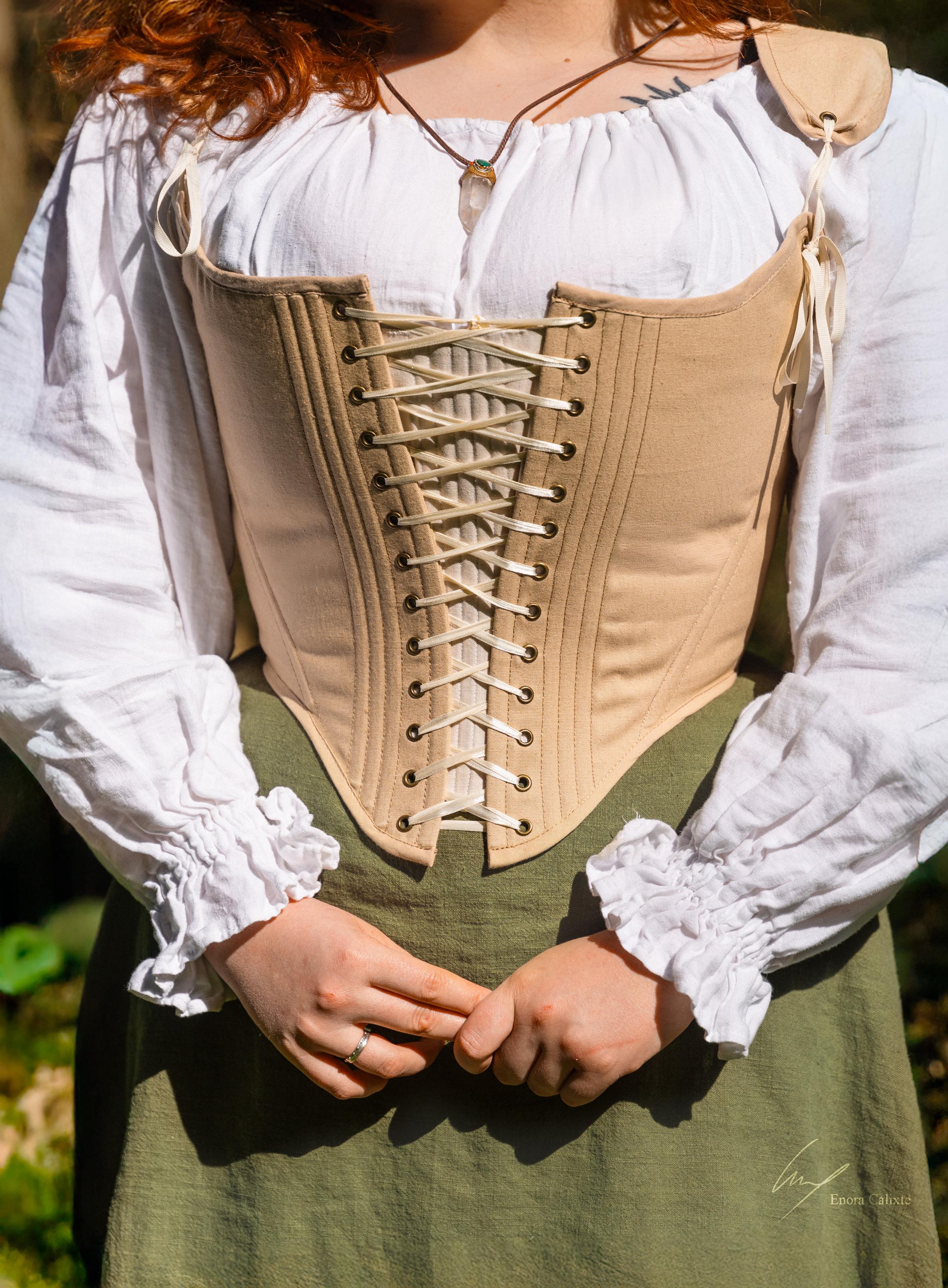 マリーゴールドステイ - 18世紀にインスパイアされたコルセット。背中