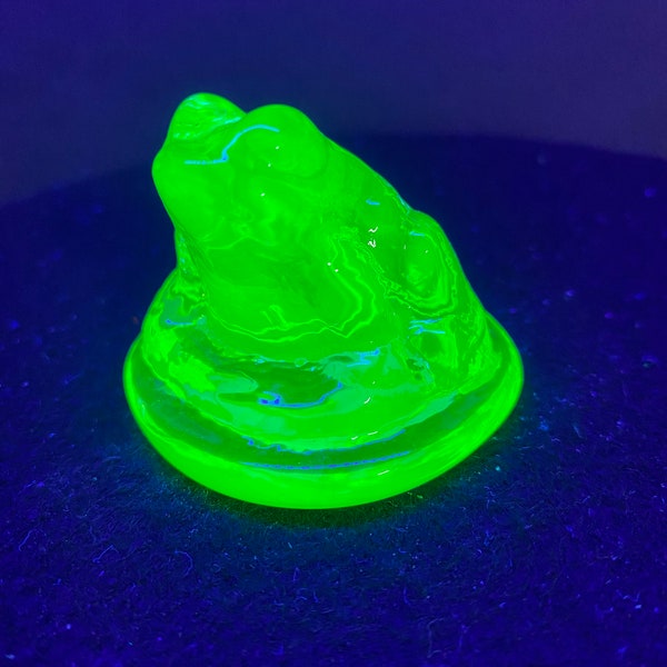 Small bright uranium glass frog figure