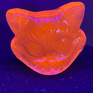Selenium pink  glowy glass  smiling cat SELENIUM (not uranium)