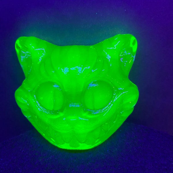 Uranium Vaseline Green glowy glass smiling cat