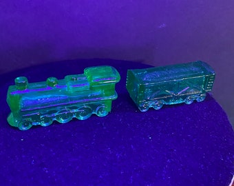 Vintage Boyd special glass train (holly green) light uranium glow