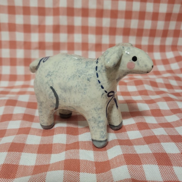 Adorable figurine d'agneau en céramique faite main