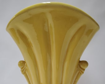 Shawnee Usa-819 Vintage Abingdon 1940&#39;s Bow Sunflower Yellow Art Pottery Vase. Very fine condition. No chips, cracks or scratches - clean