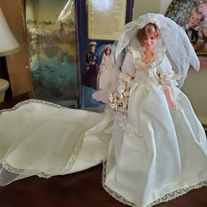 Prince Charles & Princess Diana wedding doll set Vintage 1982 Plus A Book of Remembrances Princess Diana, Hard cover image 5