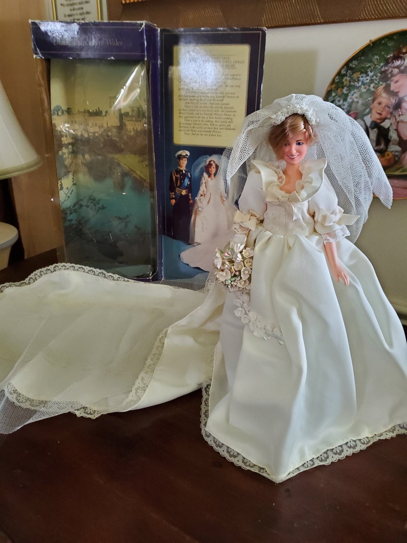 Prince Charles & Princess Diana wedding doll set Vintage 1982 Plus A Book of Remembrances Princess Diana, Hard cover image 5