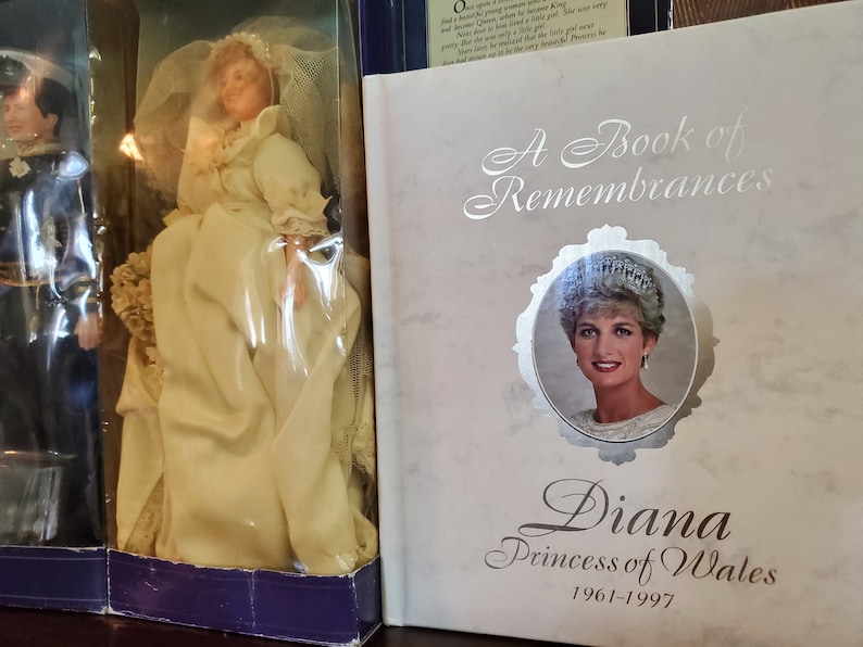 Prince Charles & Princess Diana wedding doll set Vintage 1982 Plus A Book of Remembrances Princess Diana, Hard cover image 6