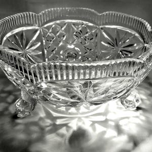3 Footed Vintage 1900&#39;s Crystal Bowl Starburst Hand Cut design Elegant brilliant crystal bowl. Great for fruit bowl, flowers, table decor.