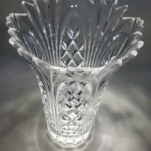 Schlichte Crystal Bud Vase Diamond Cut Glas atemberaubende Schönheit. Elegante Designer Blumenvase. Vintage - nie benutzt. Exclusiv Zustand. Wie neu