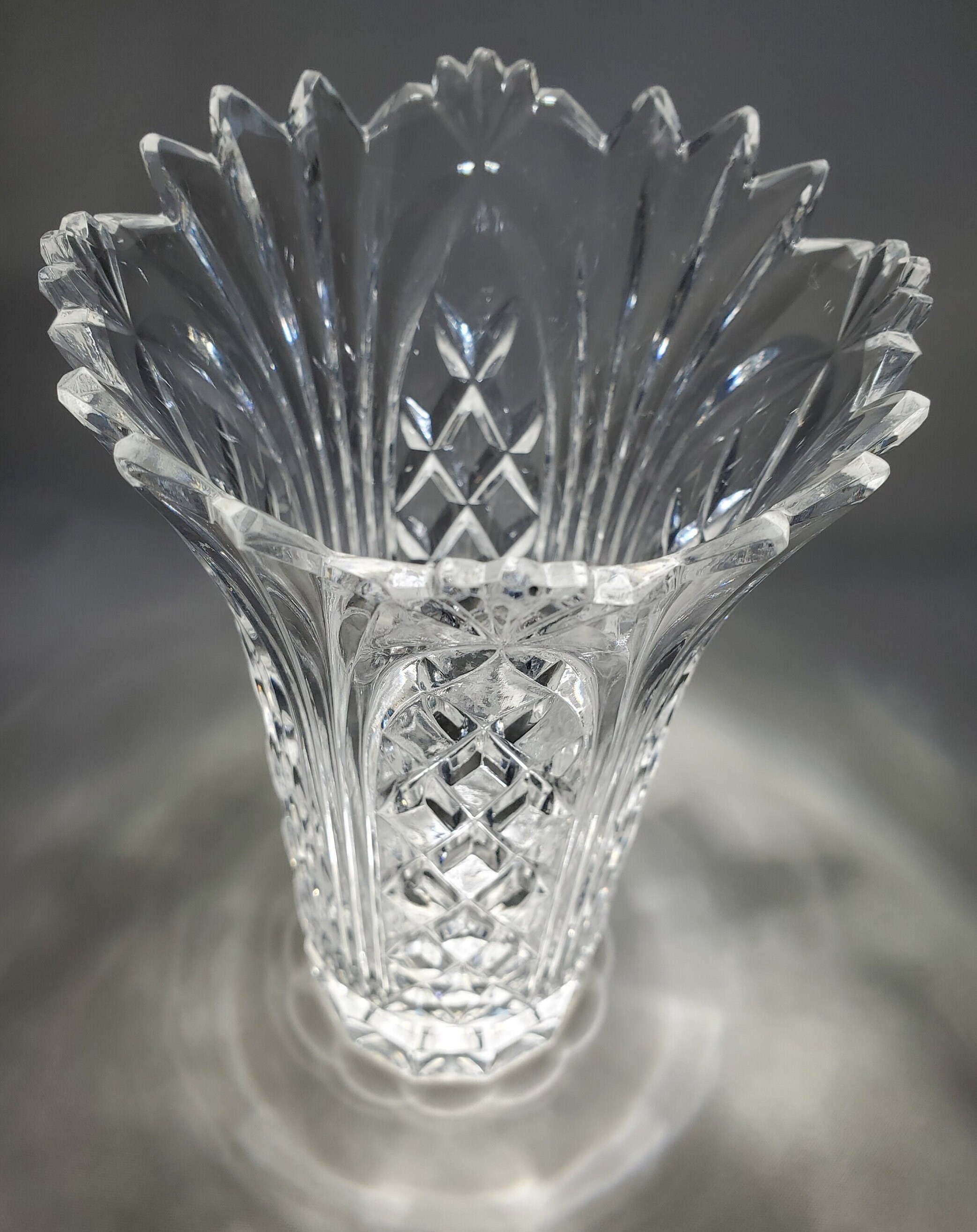Dazzling Crystal Bud Vase Diamond Cut glass Stunning beauty. Elegant Designer Flower Vase. Vintage - never used. EXLNT condition. Like new