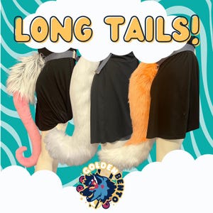 Peut inclure: Trois longues queues moelleuses de couleurs différentes : blanche, rose et orange. Les queues sont attachées à des vêtements noirs et sont portées par trois personnes. Le texte « LONG TAILS ! » est écrit dans une bulle de dialogue au-dessus des personnes.