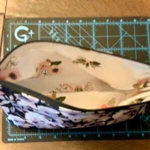 Vintage flower bag-minimalist bag-cosmetic bag-makeup bag-zipper makeup bag-black floral makeup bag
