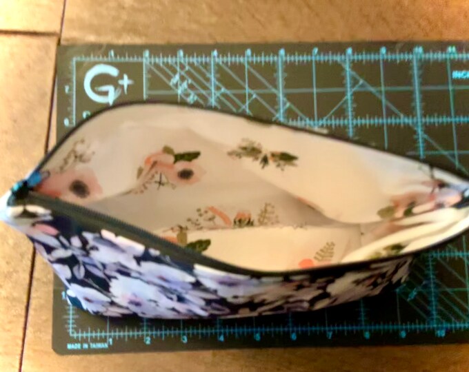 Vintage flower bag-minimalist bag-cosmetic bag-makeup bag-zipper makeup bag-black floral makeup bag