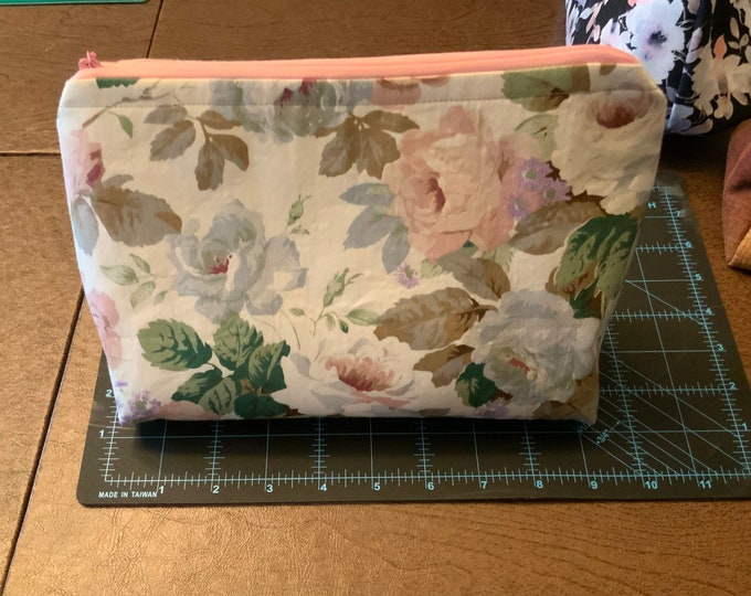 Gifts under 20 dollars-Cosmetic bag-toiletries bag-makeup bag-floral makeup bag-travel makeup bag-vintage floral bag-modern floral bag