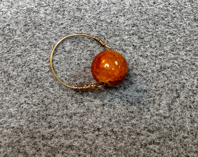 Minimalist Memory wire gold single wrap size 8 ring with 10mm orange cracked crystal bead.