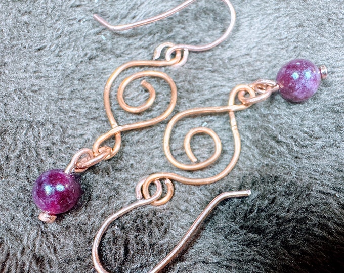 Swirl copper wire earrings-copper wire glass bead earrings-swirl dangle bead earrings-glass bead French hook earrings-2” dangle