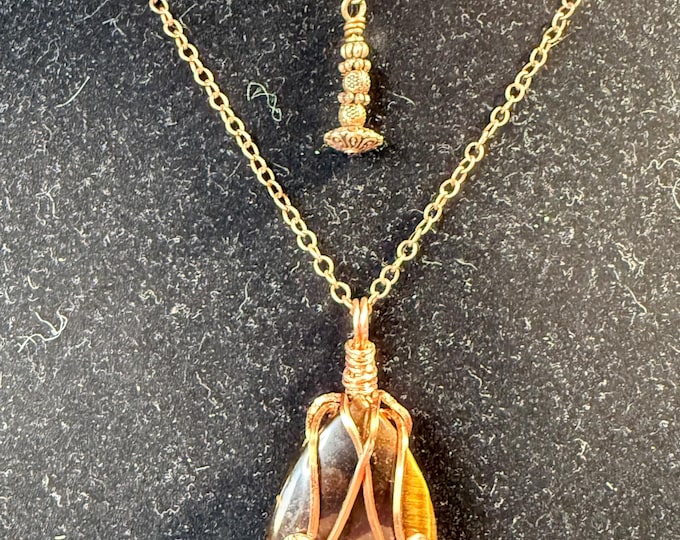Wire wrapped capachion bead with bale for hanging on necklace. 2” long-square copper wire. Copper chain and closure included for necklace.