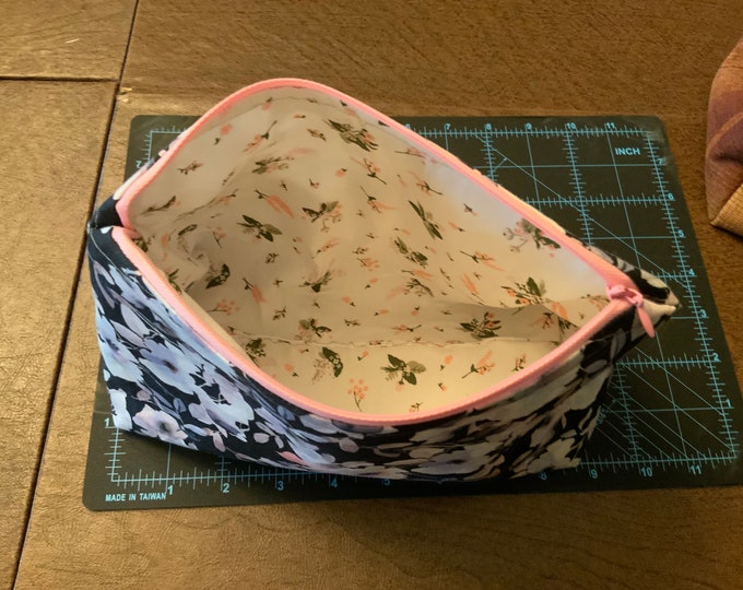 Gifts under 20 dollars-White Floral Makeup Bag-daisy cosmetic bag-vintage floral bag-monochrome makeup bag