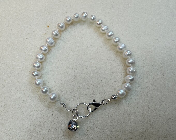 Freshwater white pearl beaded bracelet-gifts for the season-Modern knotted pearl beaded bracelet-silver lobster claw closure-Handmade-8 1/2”