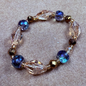Blingkristallarmband - blått och bärnstensfärgat kristallarmband - storlek 8 - elastiskt stretchkristallarmband med en söt berlock.
